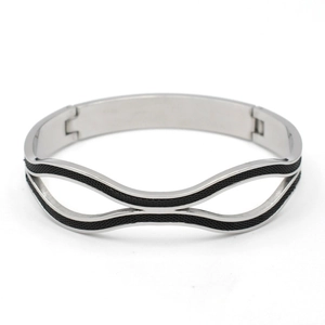 Bracelet moderne en acier inoxydable à vagues géométriques avec insert en maille noire