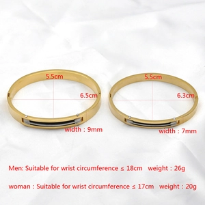 Paar Armreifen aus Titanstahl in Gold mit klassischem Schraubendesign auf Stoff