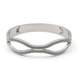 Détail de la structure creuse ondulée avec texture de maille métallique sur le bracelet