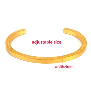 Vista macro del bracciale rigido in acciaio dorato da 4mm con incisioni a stella