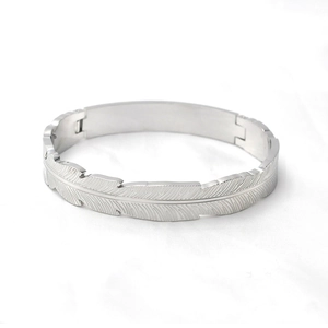 Bracciale rigido in acciaio inossidabile con piuma testurizzata e chiusura a fibbia