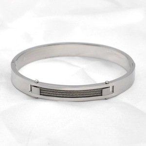 Detailaufnahme von Titanstahl-Armreif mit Metallic-Kabel-Inlay und glänzender Oberfläche