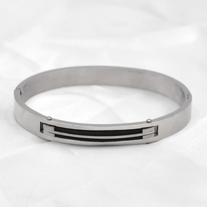 Makroansicht des Edelstahl-Armbands mit schwarzen Stahldraht-Einlagen und Klappverschluss