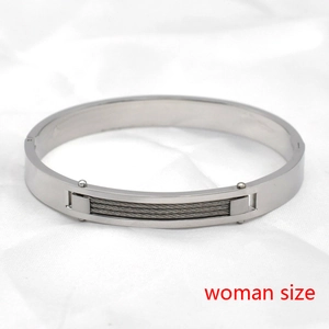 Minimalistisches silbernes Edelstahl-Armreif mit Drahteinlage-Detail für Damen