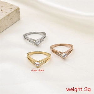Detailansicht der V-förmigen Edelstahlringe mit 4mm Stein in Silber, Gold und Roségold