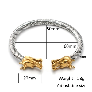 Detalle de brazalete de cable trenzado con cabezas de dragón doradas y tamaño ajustable