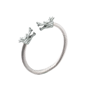 Vista de detalle del brazalete de cabeza de dragón con diseño de cable trenzado plateado