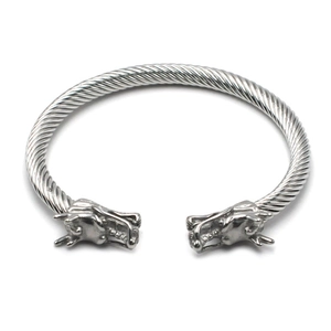 Vista detallada del brazalete punk de acero de titanio con diseño de doble cabeza de dragón