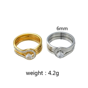 Primer plano de anillos apilables de titanio de 6mm en oro y plata con circonita brillante