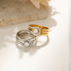 Anillo apilable de acero de titanio con pavé de diamantes de herradura y oro de 18 quilates
