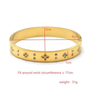 Detailweergave van gouden klaverarmring met binnendiameter van 6cm x 5cm en 1cm breedte