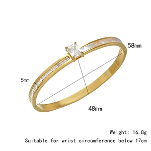 Gros plan détaillé du bracelet vague doré avec zircon rectangulaire et incrustation nacre