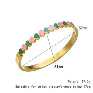 Vue détaillée du bracelet cœur en émail doré montrant les dimensions et le poids