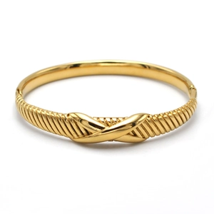 Gepolijste 18k vergulde roestvrijstalen armband met geribbeld ontwerp en een X-vormig detail