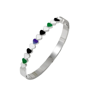 Gros plan d'un bracelet vague argenté avec motifs de cœurs en émail coloré et fermoir