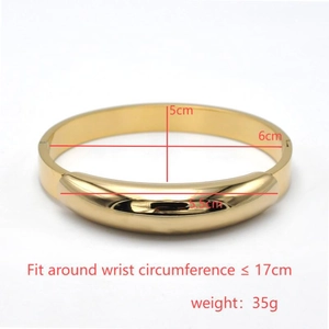 Gedetailleerde afmetingen van gouden klaverarmring met binnendiameter van 6 cm bij 5 cm