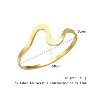 Vue détaillée du bracelet jonc ondulé doré avec dimensions intérieures de 60 mm x 50 mm