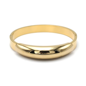 Macroweergave van de vergulde titaniumstalen klaverarmring met gepolijste spiegelafwerking