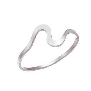 Détail du bracelet rigide argenté avec motif ondulé et charnière latérale polie