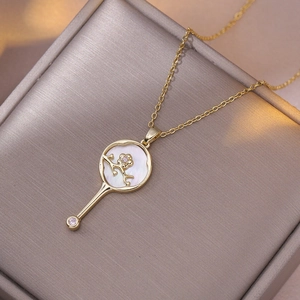 Collier pendentif éventail chinois doré avec nacre et motifs floraux sur boîte à bijoux
