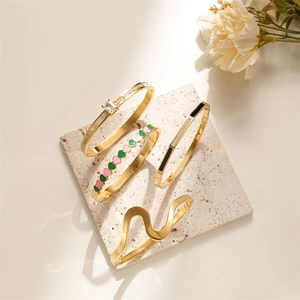 Ensemble de bracelets dorés minimalistes avec émail en cœur et détails en cristal pour femme
