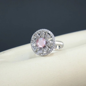 Bague rotative élégante en argent avec cristal rose et détails en zircon blanc