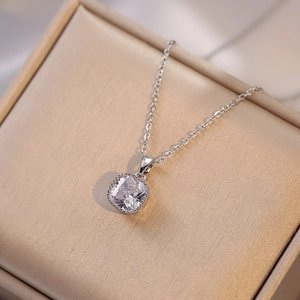 Collier argenté pour femme avec un grand pendentif en zircone carrée sur un coffret cadeau