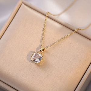 Élégant collier en or avec pendentif carré en zircone présenté dans son écrin à bijoux