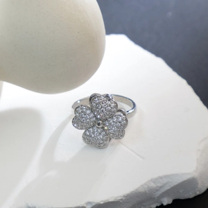 Elegant rotating four-leaf clover ring with sparkling zircon stones in silver finish
