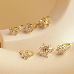 Elegante juego de anillos dorados con molinillo giratorio, circón y perla en soporte