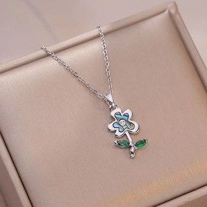 Silberne Blumenhalskette mit buntem Perlmutt-Inlay und grünen Edelsteinblättern