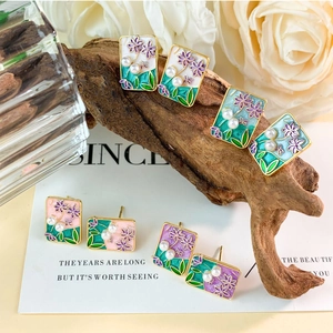 Orecchini a fiori in smalto con perle su base in legno decorativa stile Monet Garden