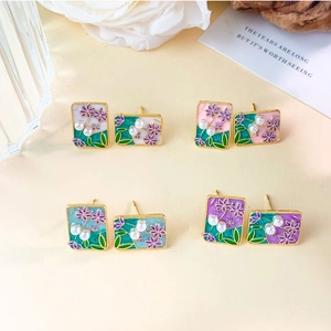 Set di orecchini rettangolari in smalto floreale con perle in colori primaverili