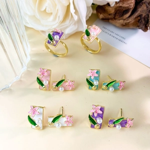 Set gioielli giglio vintage con orecchini in smalto e anelli floreali abbinati