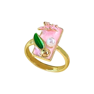 Anello vintage a forma di giglio con smalto rosa e perla in finitura dorata