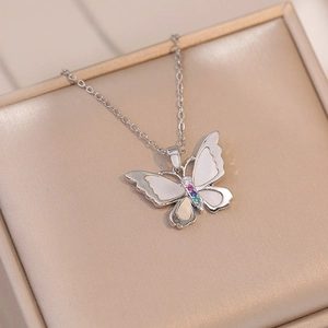 Collana a farfalla argentata con pietre di zircone colorate e ali in madreperla