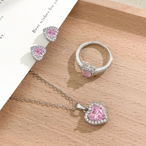 Conjunto de collar, pendientes y anillo con circón rosa en forma de corazón
