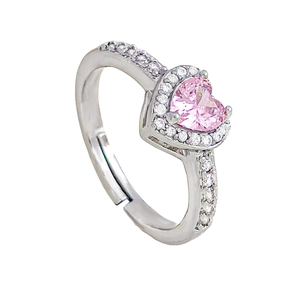 Anillo abierto plateado con circón rosa de corazón y micro-pavé de cristales laterales