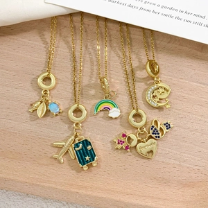 Luxe gouden kettingen met regenboog, hartkroon en reisthema hangers