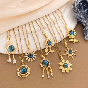 Colliers célestes dorés avec pendentifs lune et planète aux motifs stellaires bleus