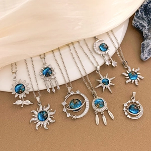 Ensemble de colliers lune et planète en acier titane avec pierres bleues et zirconiums