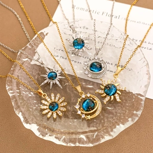 Pendentifs étoile et planète en or et argent avec pierres bleues stellaires