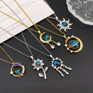 Pendentifs lune et étoile cosmos avec pierres galaxie bleues et zircon sur colliers dorés