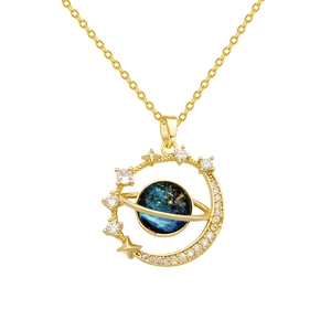 Collier planète dorée avec sphère céleste bleue et détails en zircon sur fond blanc