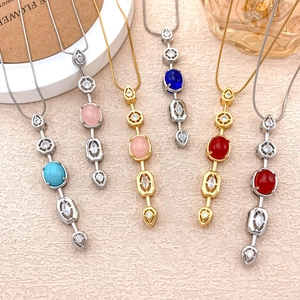 Colliers pompons vintage avec zircons colorés et pendentifs géométriques en finitions or et argent