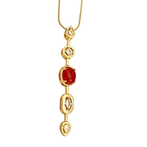 Collier doré de style palais avec pendentif en zircon coloré et pierre rouge