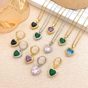 Elegantes Set aus bunten Herz-Zirkon-Halsketten und Ohrringen in Gold und Silber