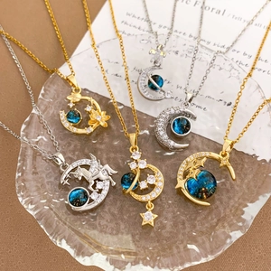Colección de collares universo estrellado con colgantes de luna y estrella en oro y plata