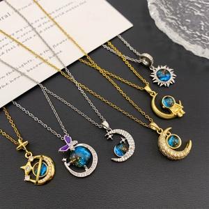 Collar tema universo con estrella, luna, mariposa, vidrio azul y cristales de circonia