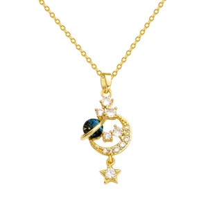 Elegante collar celestial dorado con colgante de estrella y luna, planeta azul y circonitas